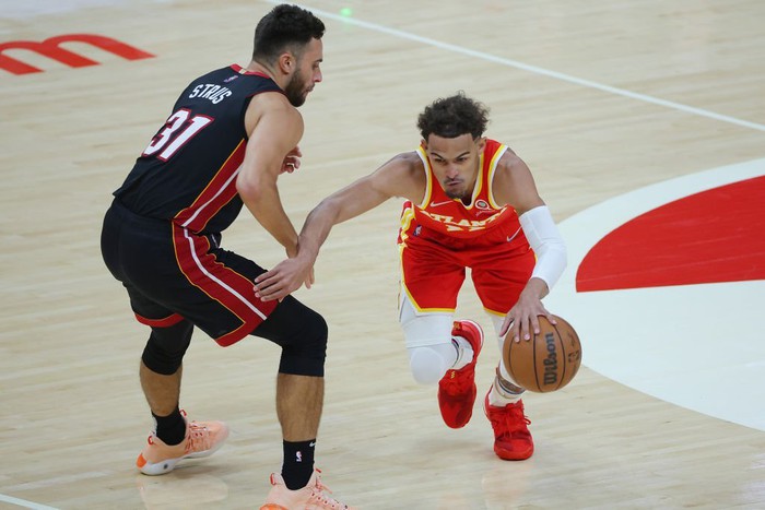 Trae Young tái xuất, đưa Atlanta Hawks giành chiến thắng đầu tiên tại Playoffs - Ảnh 1.