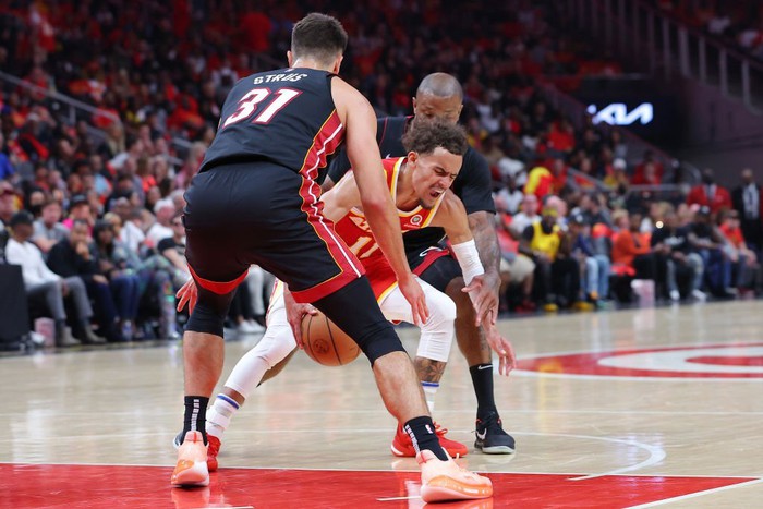 Trae Young tái xuất, đưa Atlanta Hawks giành chiến thắng đầu tiên tại Playoffs - Ảnh 2.