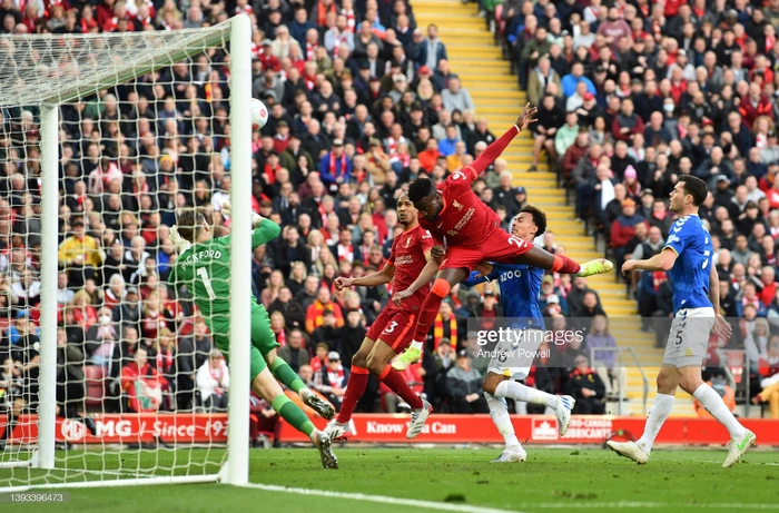 Liverpool thắng nghẹt thở derby Merseyside, đẩy Everton xuống khu vực 