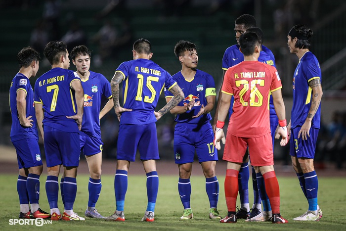 Hữu Tuấn và ngoại binh suýt &quot;choảng nhau&quot; trong trận hoà của HAGL tại AFC Champions League 2022 - Ảnh 1.