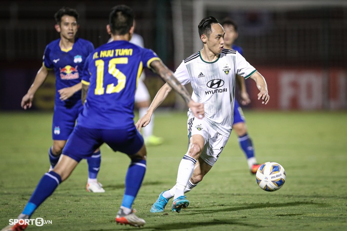 Hữu Tuấn và ngoại binh suýt &quot;choảng nhau&quot; trong trận hoà của HAGL tại AFC Champions League 2022 - Ảnh 3.