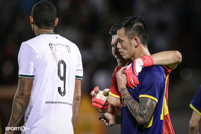 Hữu Tuấn và ngoại binh suýt &quot;choảng nhau&quot; trong trận hoà của HAGL tại AFC Champions League 2022 - Ảnh 8.