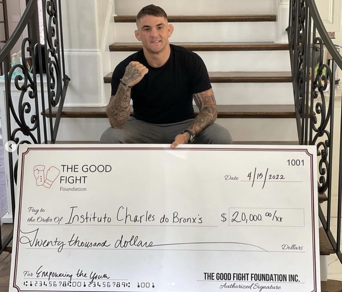 Dustin Poirier hoàn thành lời hứa, ủng hộ 20 nghìn USD cho dự án xã hội của Charles Oliveira - Ảnh 1.