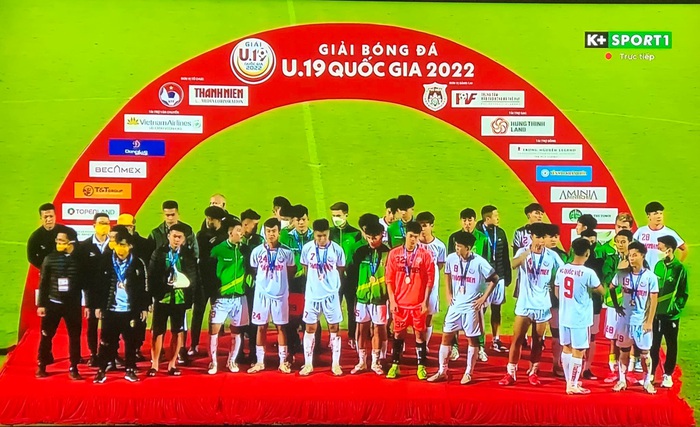 Các cầu thủ trẻ tại giải U19 Quốc gia và hành động tháo huy chương khi vừa được trao - Ảnh 1.