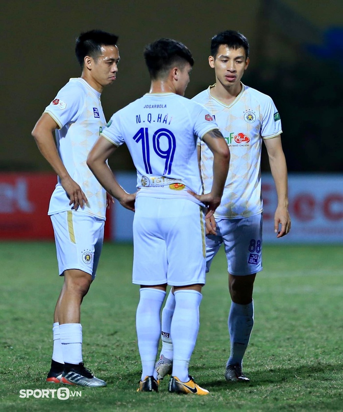 Ngoại binh Hà Nội FC chảy máu, Văn Quyết nhanh tay sơ cứu - Ảnh 7.