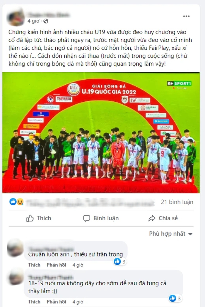 Bán kết U19 Quốc gia 2022: Cầu thủ trẻ tháo huy chương khi vừa được trao - Ảnh 2.