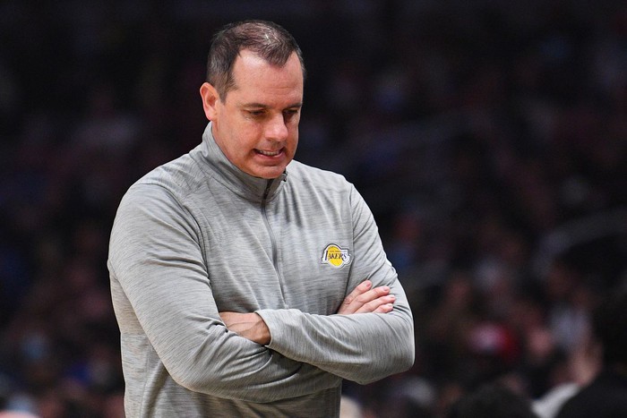 Los Angeles Lakers cân nhắc chia tay HLV Frank Vogel: Ai sẽ là người thay thế dẫn dắt LeBron James? - Ảnh 1.