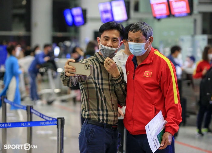 CĐV nhầm Thanh Nhã thành Huỳnh Như và cách xử lý hài hước của nữ tuyển thủ Việt Nam - Ảnh 1.