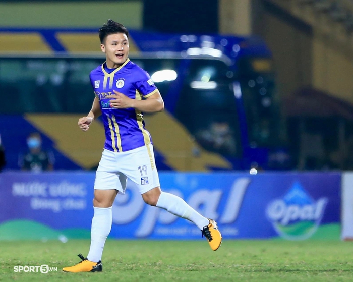 Quang Hải nghẹn nghào nói lời cuối chia tay Hà Nội FC - Ảnh 1.