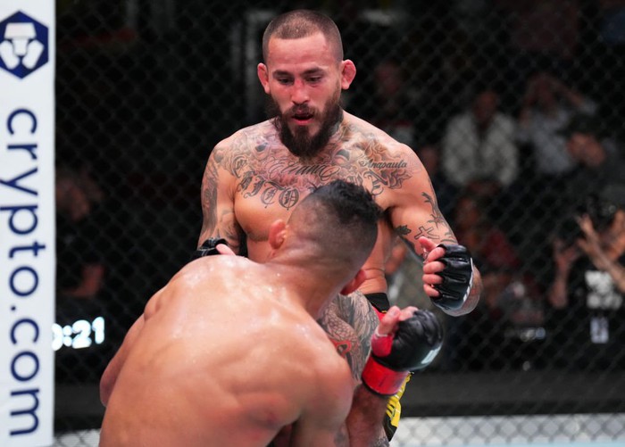 Marlon Vera đánh bại Rob Font, gọi tên nhóm đầu tại UFC - Ảnh 2.