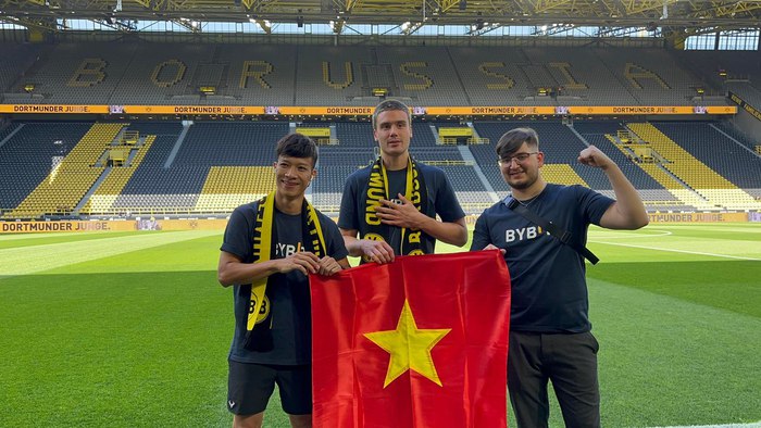 Cầu thủ phủi Việt Nam ghi bàn tại Signal Iduna Park - Ảnh 3.