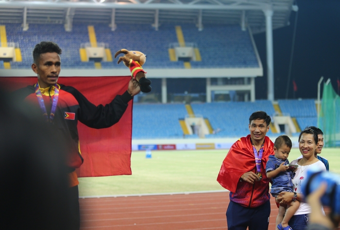 Văn Lai có hành động đẹp với VĐV Timor Leste sau khi giành HCV SEA Games 31 - Ảnh 1.