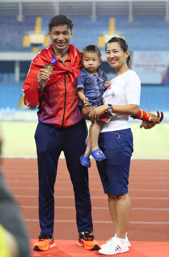 Văn Lai có hành động đẹp với VĐV Timor Leste sau khi giành HCV SEA Games 31 - Ảnh 2.