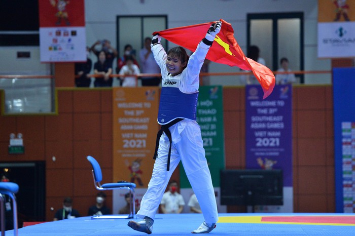 Lội ngược dòng &quot;đau tim&quot; trong 40 giây, võ sĩ Kim Tuyền giành huy chương vàng SEA Games 31 đầy cảm xúc - Ảnh 12.