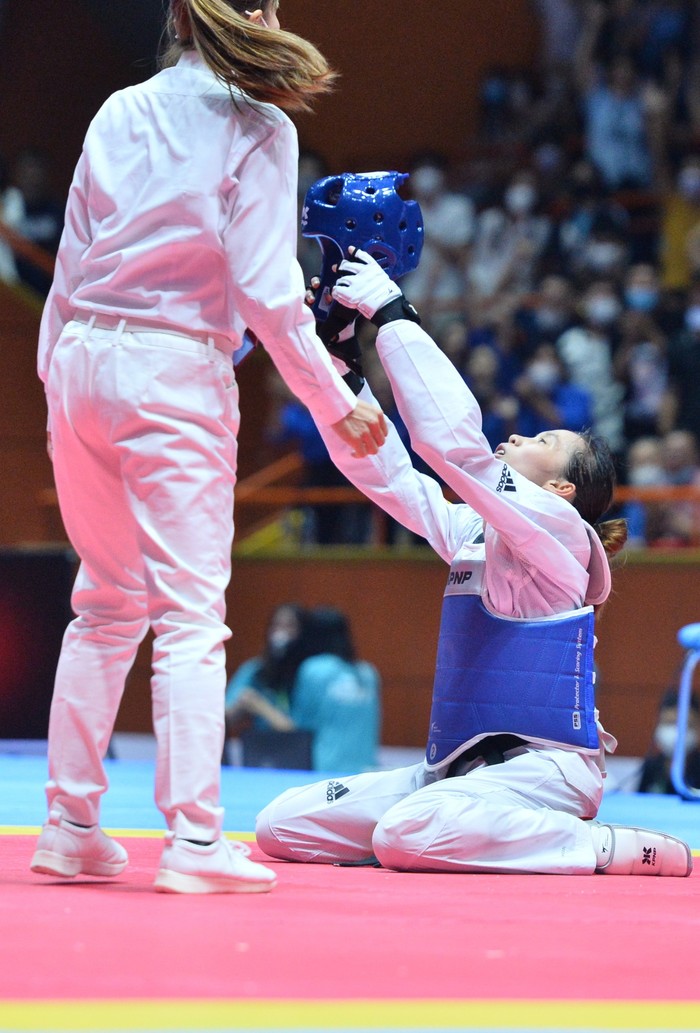 Lội ngược dòng &quot;đau tim&quot; trong 40 giây, võ sĩ Kim Tuyền giành huy chương vàng SEA Games 31 đầy cảm xúc - Ảnh 7.