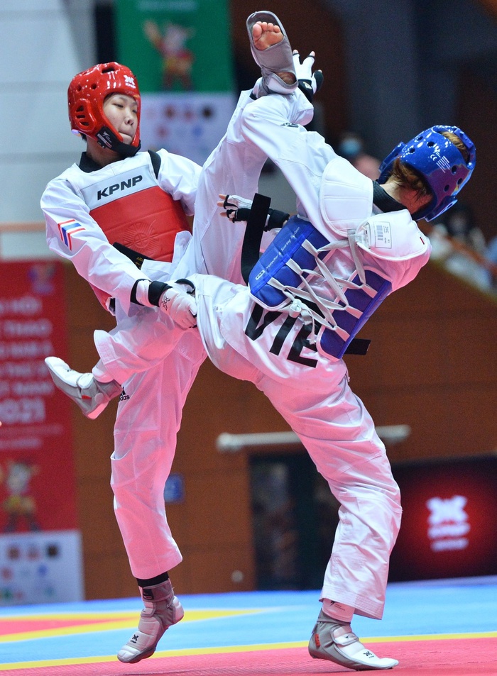 Lội ngược dòng &quot;đau tim&quot; trong 40 giây, võ sĩ Kim Tuyền giành huy chương vàng SEA Games 31 đầy cảm xúc - Ảnh 4.