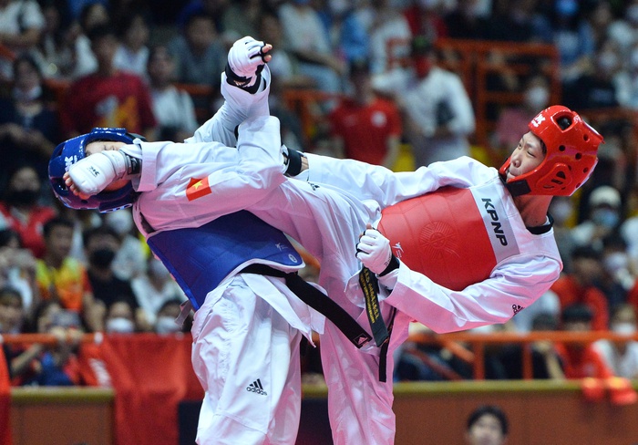 Lội ngược dòng &quot;đau tim&quot; trong 40 giây, võ sĩ Kim Tuyền giành huy chương vàng SEA Games 31 đầy cảm xúc - Ảnh 5.