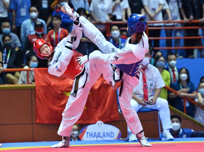 Lội ngược dòng &quot;đau tim&quot; trong 40 giây, võ sĩ Kim Tuyền giành huy chương vàng SEA Games 31 đầy cảm xúc - Ảnh 2.