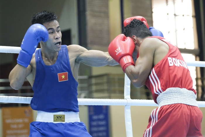 Trần Văn Thảo thi đấu thay phần đồng đội, mang về chiến thắng đầu cho tuyển boxing Việt Nam tại SEA Games 31 - Ảnh 3.