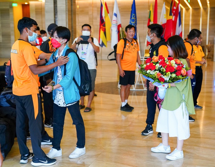 Nữ tình nguyện viên Việt Nam khóc khi chia tay U23 Malaysia ở Việt Trì  - Ảnh 2.