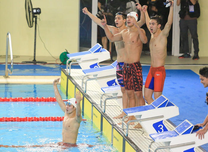 Đội bơi Việt Nam vượt qua Singapore, phá kỷ lục SEA Games 31 - Ảnh 1.