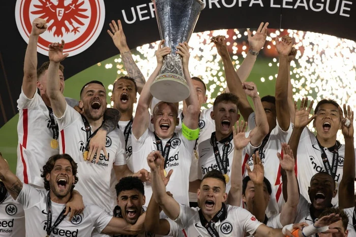 Chùm ảnh Frankfurt ăn mừng vô địch Europa League - Ảnh 10. Chùm ảnh Frankfurt ăn mừng vô địch Europa League - Ảnh 10.