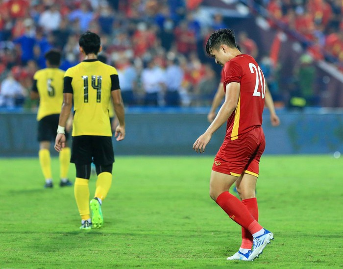 Bùi Hoàng Việt Anh có hành động đẹp với cầu thủ Malaysia trong trận bán kết SEA Games 31 - Ảnh 6.
