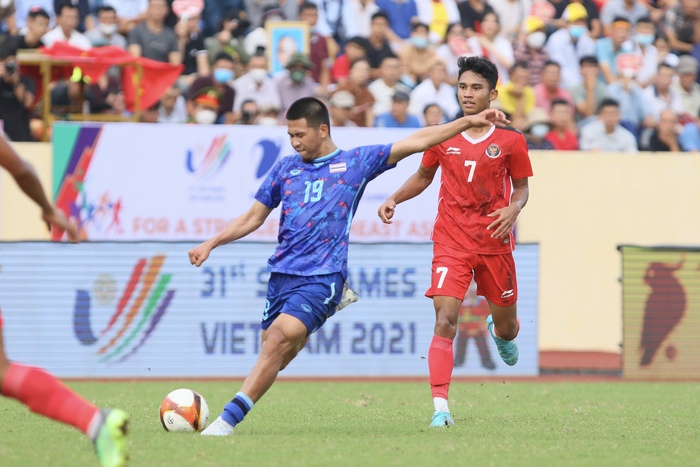 U23 Indonesia gục ngã, U23 Thái Lan an ủi đối thủ sau màn xô xát với 4 thẻ đỏ - Ảnh 8.