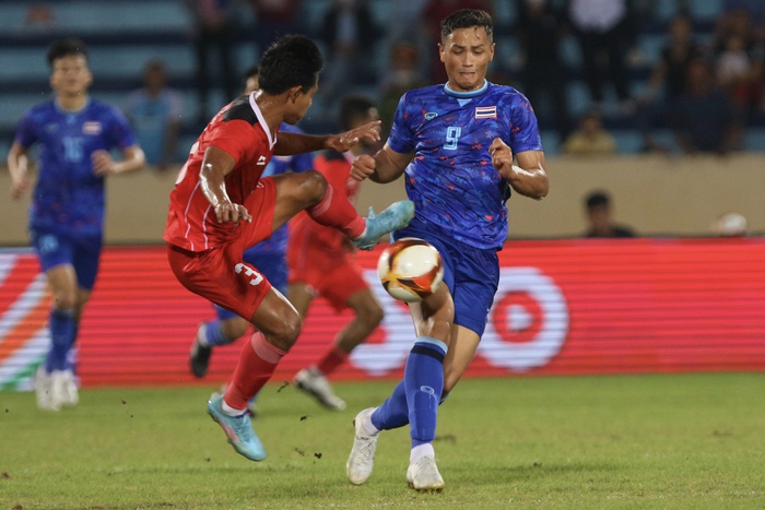 U23 Indonesia gục ngã, U23 Thái Lan an ủi đối thủ sau màn xô xát với 4 thẻ đỏ - Ảnh 7.