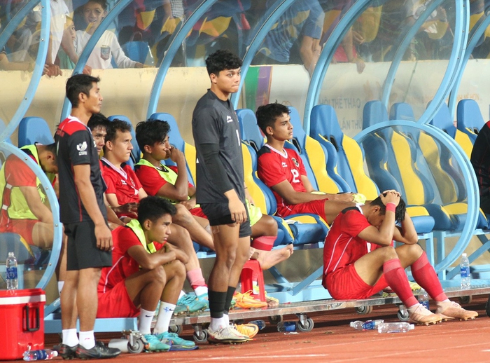 U23 Indonesia gục ngã, U23 Thái Lan an ủi đối thủ sau màn xô xát với 4 thẻ đỏ - Ảnh 1.