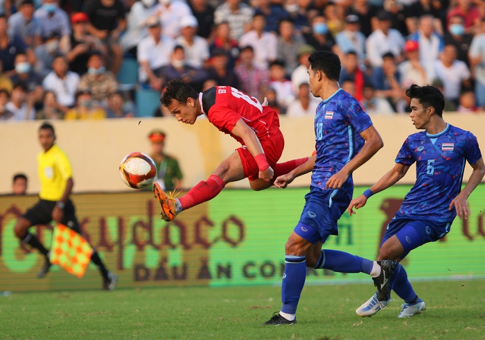 U23 Indonesia gục ngã, U23 Thái Lan an ủi đối thủ sau màn xô xát với 4 thẻ đỏ - Ảnh 5.