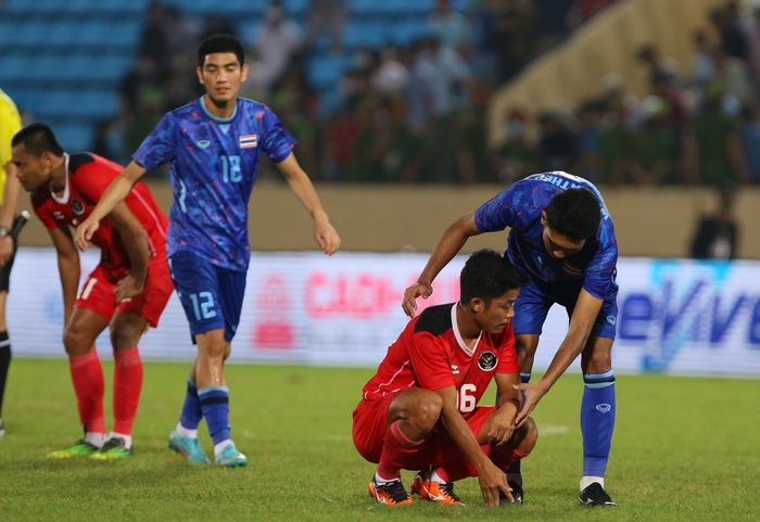 U23 Indonesia gục ngã, U23 Thái Lan an ủi đối thủ sau màn xô xát với 4 thẻ đỏ - Ảnh 2.