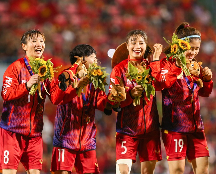 Fan Thái Lan ngả mũ thán phục chiến thắng vẻ vang của tuyển nữ Việt Nam - Ảnh 1.