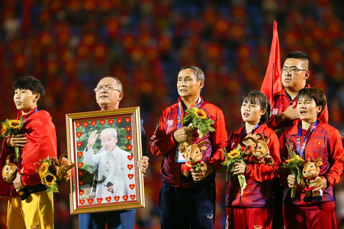 Tuyển thủ nữ Việt Nam cấm quốc kỳ trên bục trao giải nhưng bất thành - Ảnh 6.