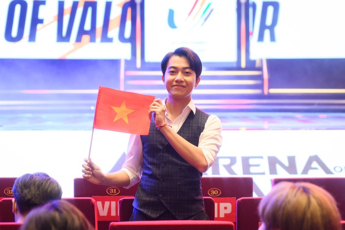 Cựu vương thế giới đến cổ vũ ĐT Liên Quân Việt Nam vô địch SEA Games 31 - Ảnh 7. Cựu vương thế giới đến cổ vũ ĐT Liên Quân Việt Nam vô địch SEA Games 31 - Ảnh 7.