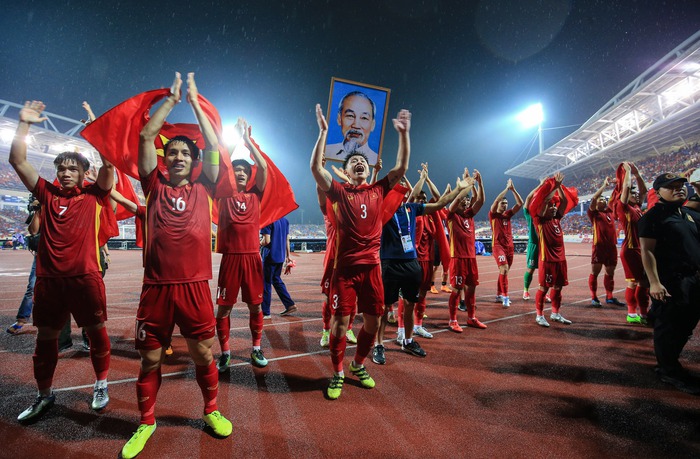 Ghi bàn thắng vàng, Nhâm Mạnh Dũng nhận cử chỉ đặc biệt từ HLV Park Hang-seo và các đồng đội - Ảnh 11.