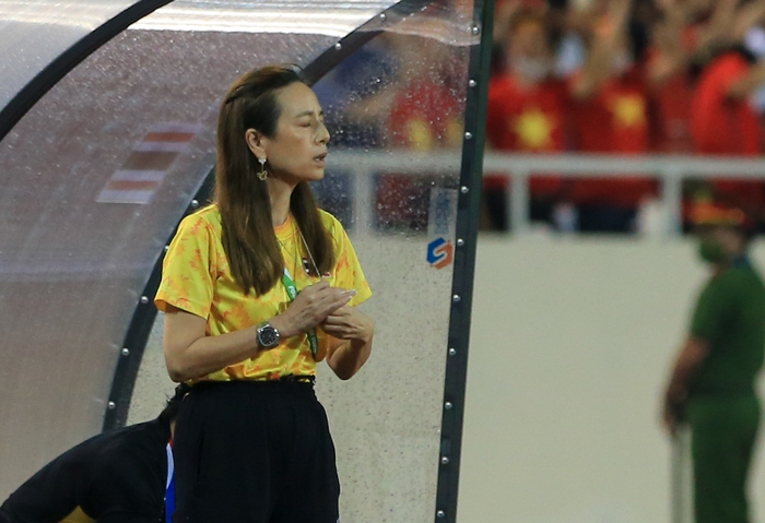 Madam Pang nắm dây chuyền cầu nguyện khi U23 Thái Lan bị U23 Việt Nam chọc thủng lưới - Ảnh 3.