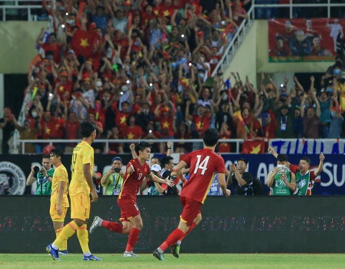 Ghi bàn thắng vàng, Nhâm Mạnh Dũng nhận cử chỉ đặc biệt từ HLV Park Hang-seo và các đồng đội - Ảnh 4.