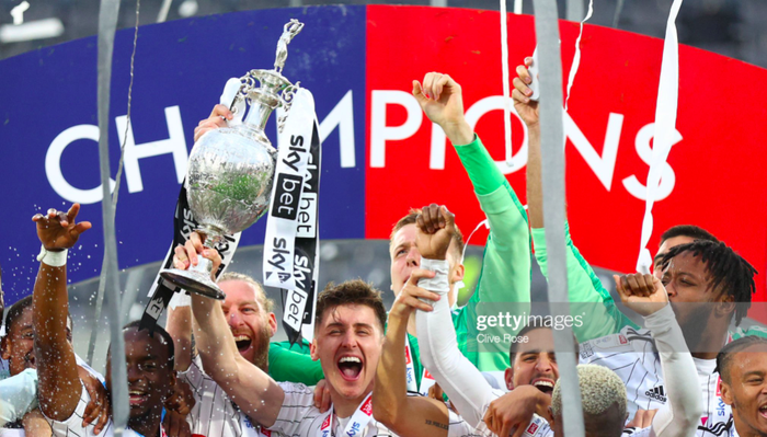 Biển cảnh báo "có cũng như không" trong ngày Fulham vô địch Hạng nhất Anh - Ảnh 2.