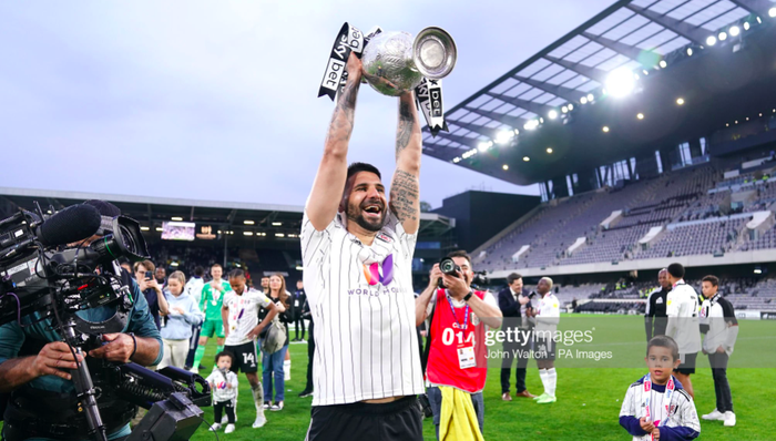 Biển cảnh báo "có cũng như không" trong ngày Fulham vô địch Hạng nhất Anh - Ảnh 4.