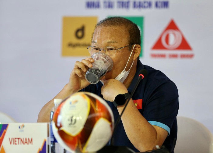 Trợ lý U23 Indonesia theo sát buổi họp báo của HLV Park Hang-seo - Ảnh 7.