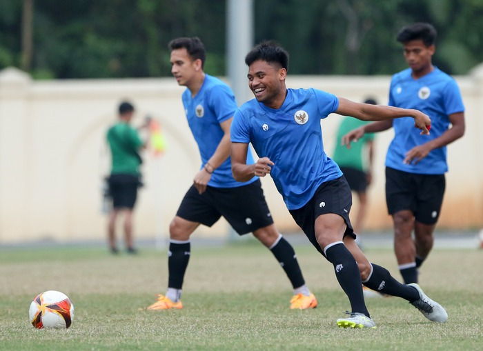 Ronaldo hào hứng tập trên sân huyện, HLV U23 Indonesia cẩn trọng - Ảnh 5.