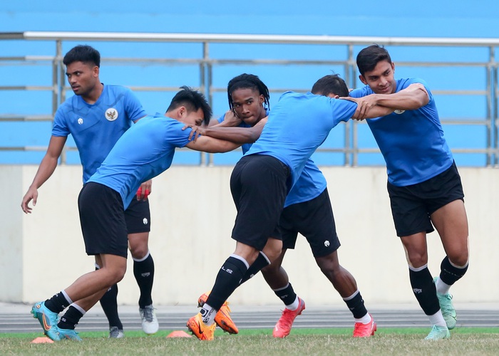 Ronaldo hào hứng tập trên sân huyện, HLV U23 Indonesia cẩn trọng - Ảnh 2.