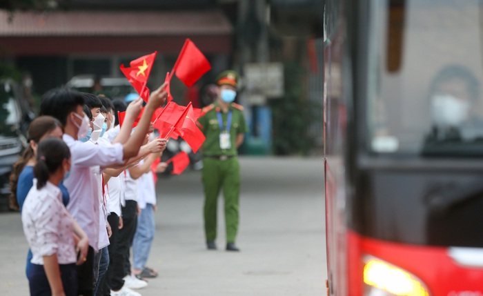 Người dân Phú Thọ trèo tường xem U23 Indonesia tập, chào đón bằng cách đặc biệt - Ảnh 9.