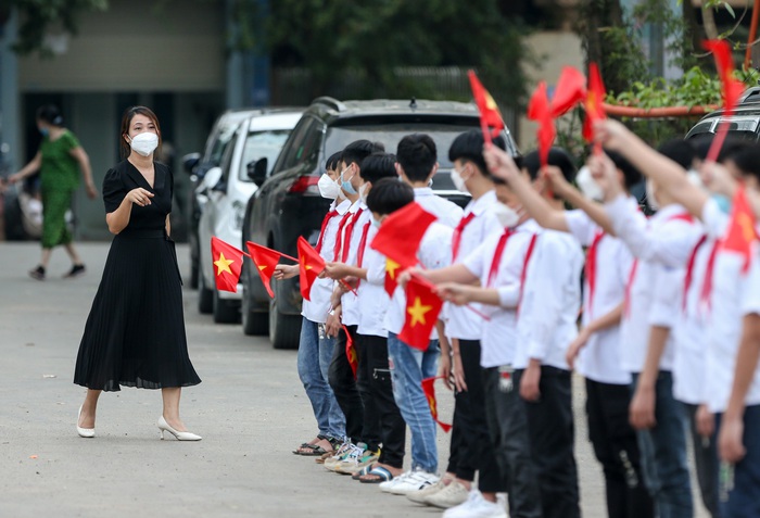Người dân Phú Thọ trèo tường xem U23 Indonesia tập, chào đón bằng cách đặc biệt - Ảnh 7.