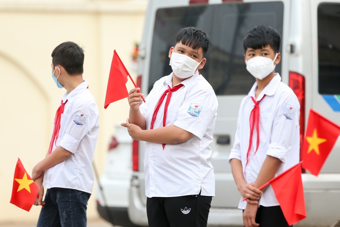 Người dân Phú Thọ trèo tường xem U23 Indonesia tập, chào đón bằng cách đặc biệt - Ảnh 8.