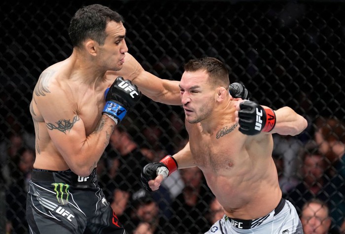 Michael Chandler hạ đo ván Tony Ferguson tại UFC 274, tuyên chiến với Conor McGregor - Ảnh 1.