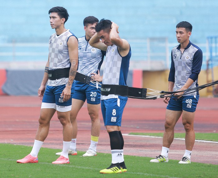 Văn Hậu báo tin vui, Duy Mạnh suýt ngã trước buổi tập của Hà Nội FC chuẩn bị đấu Nam Định - Ảnh 3. Văn Hậu báo tin vui, Duy Mạnh suýt ngã trước buổi tập của Hà Nội FC chuẩn bị đấu Nam Định - Ảnh 3.