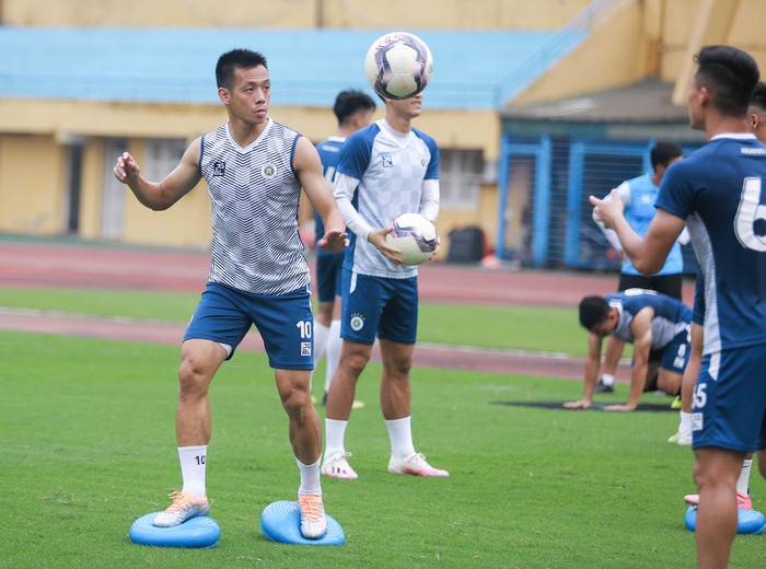 Văn Hậu báo tin vui, Duy Mạnh suýt ngã trước buổi tập của Hà Nội FC chuẩn bị đấu Nam Định - Ảnh 8. Văn Hậu báo tin vui, Duy Mạnh suýt ngã trước buổi tập của Hà Nội FC chuẩn bị đấu Nam Định - Ảnh 8.
