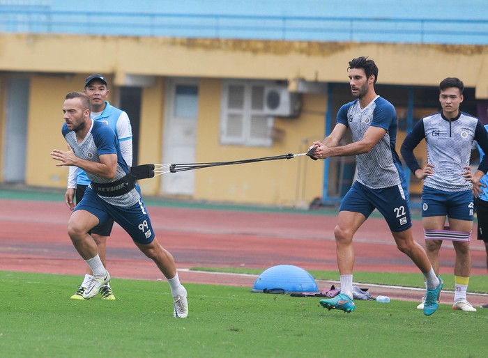 Văn Hậu báo tin vui, Duy Mạnh suýt ngã trước buổi tập của Hà Nội FC chuẩn bị đấu Nam Định - Ảnh 11. Văn Hậu báo tin vui, Duy Mạnh suýt ngã trước buổi tập của Hà Nội FC chuẩn bị đấu Nam Định - Ảnh 11.